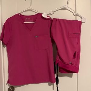 Figs electric orchid scrub top